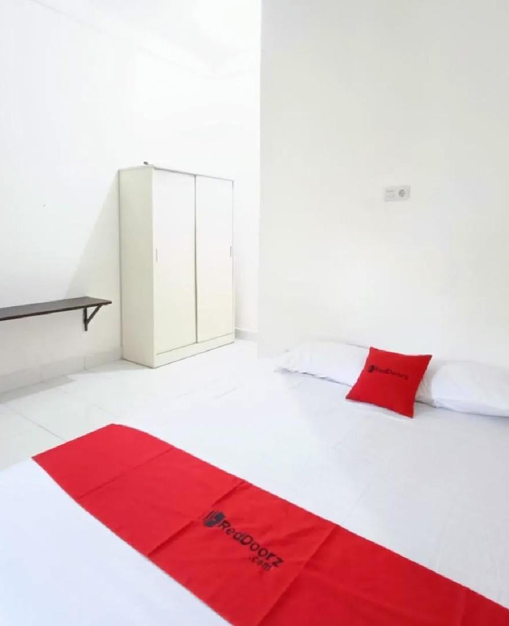 RedDoorz Deluxe Room