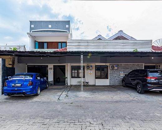 RedDoorz @ Anjasmoro Guest House near Bandara Ahmad Yani Semarang