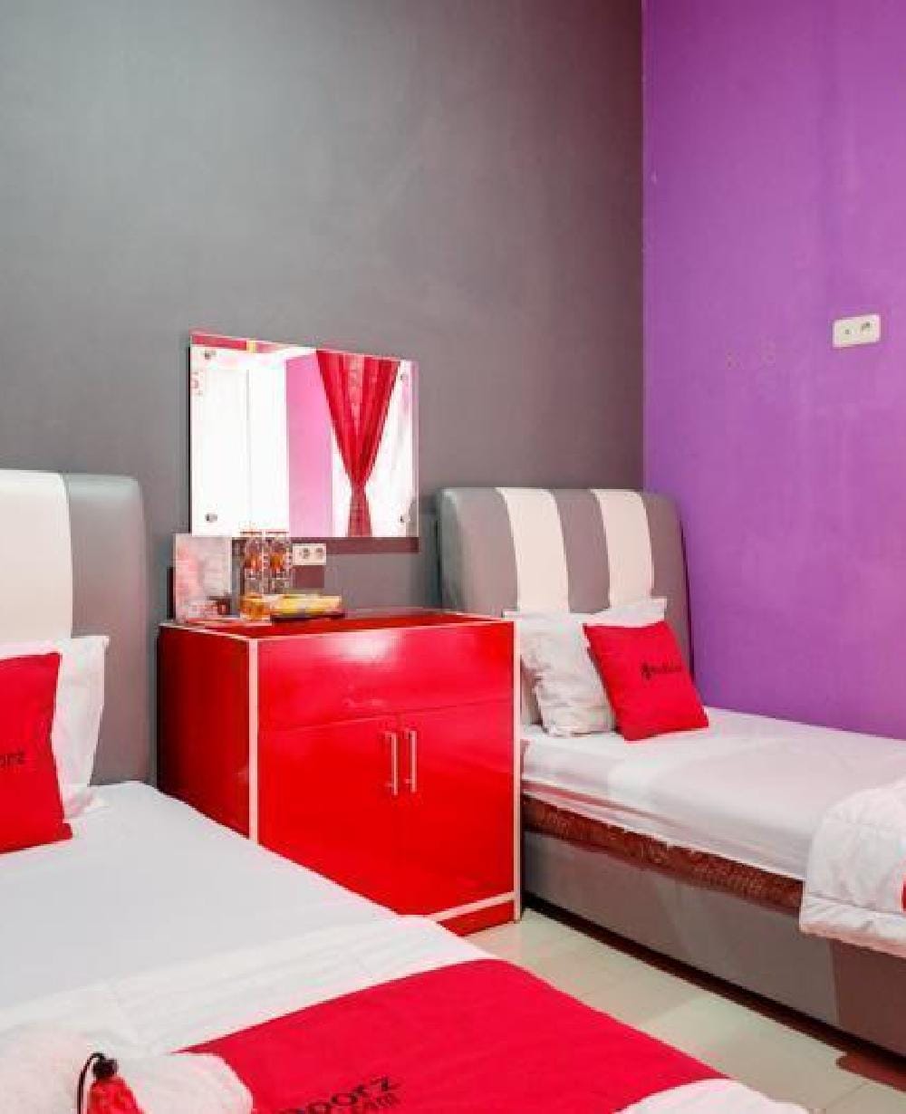 RedDoorz Twin Room