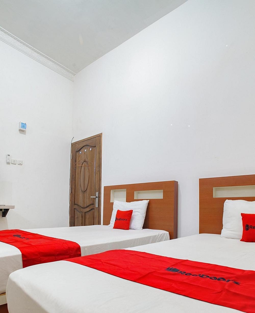 RedDoorz Twin Room