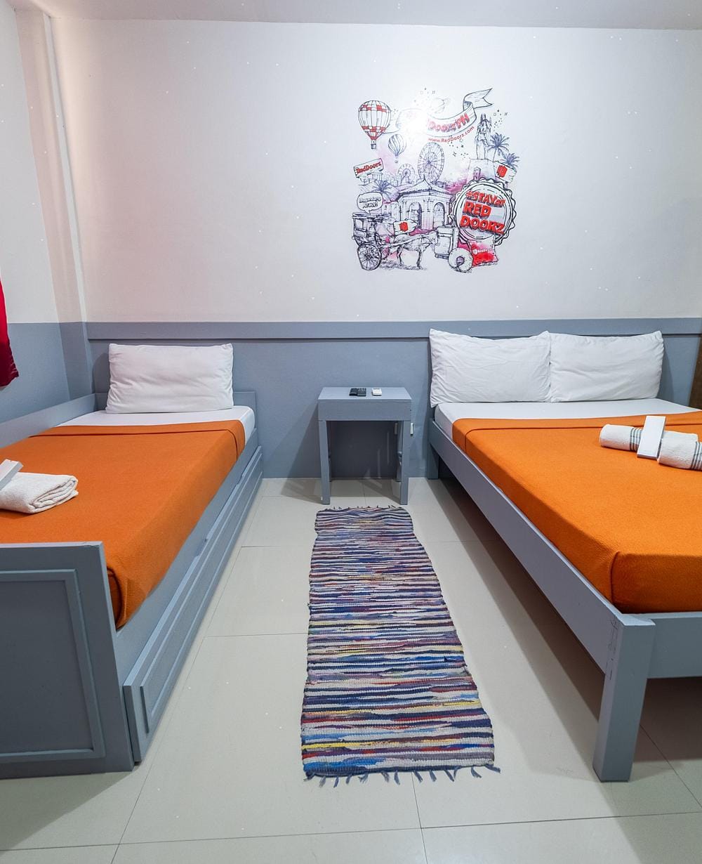 RedDoorz Triple Room