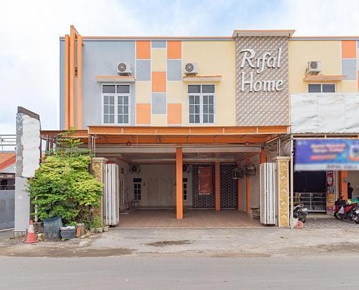 Urbanview Hotel Rifal Home Tegal