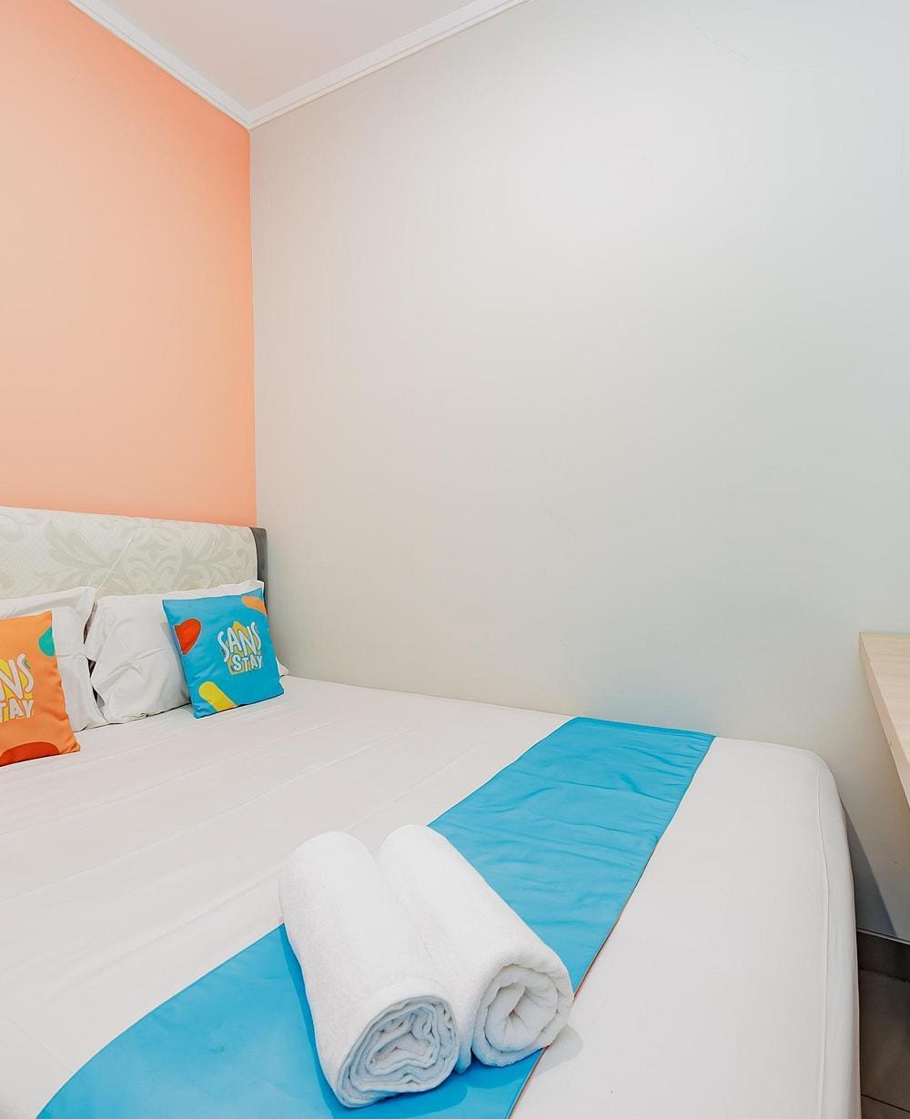 RedDoorz Sale Room