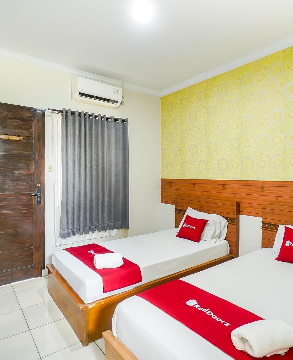 RedDoorz Twin Room
