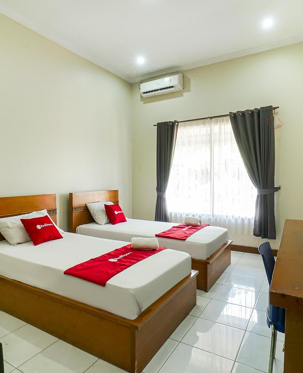 RedDoorz Deluxe Twin Room