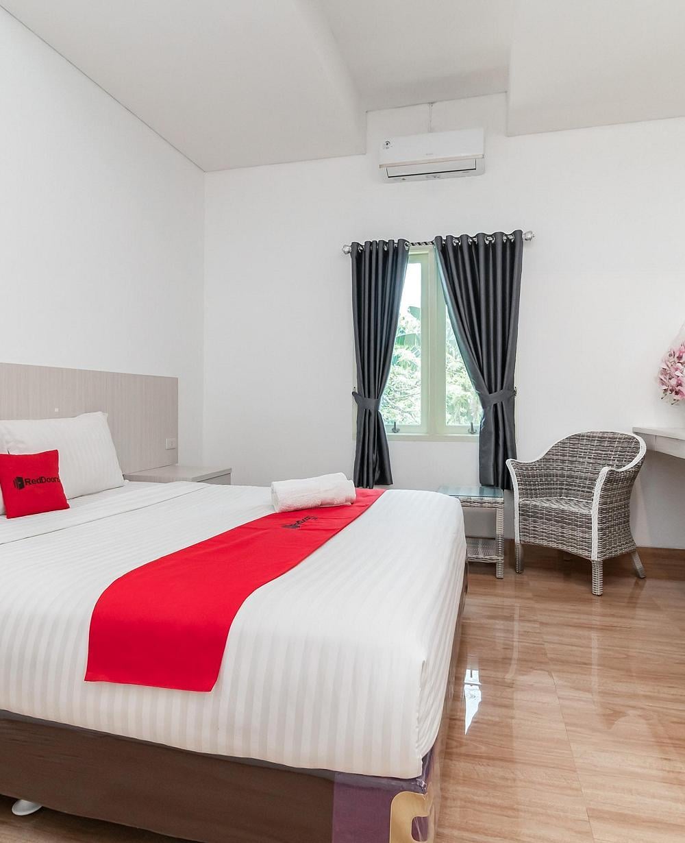 RedDoorz Deluxe Room