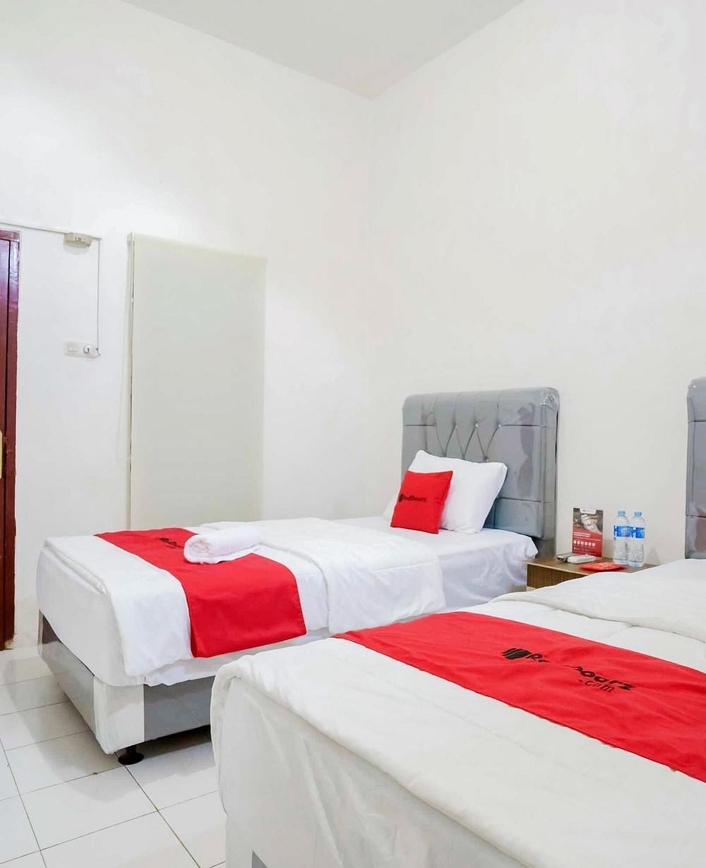 RedDoorz Twin Room