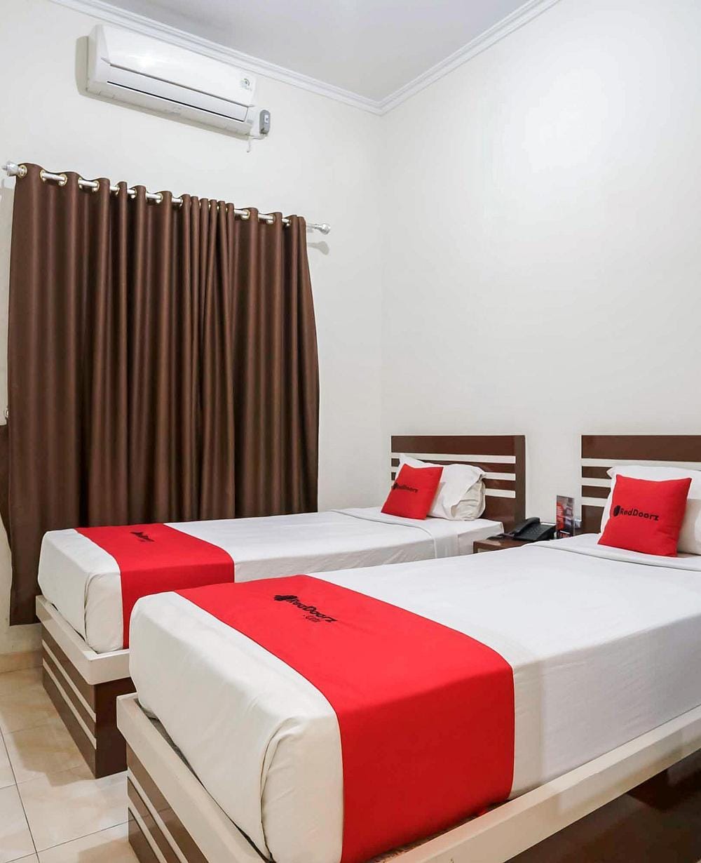 RedDoorz Twin Room