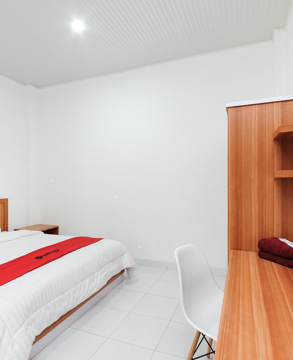RedDoorz Deluxe Room