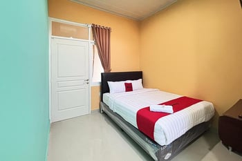 RedDoorz Syariah near PSC Pahlawan Street Center Madiun