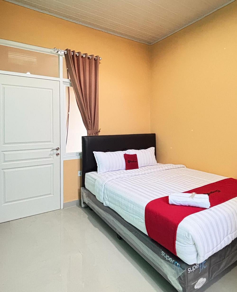 RedDoorz Superior Room