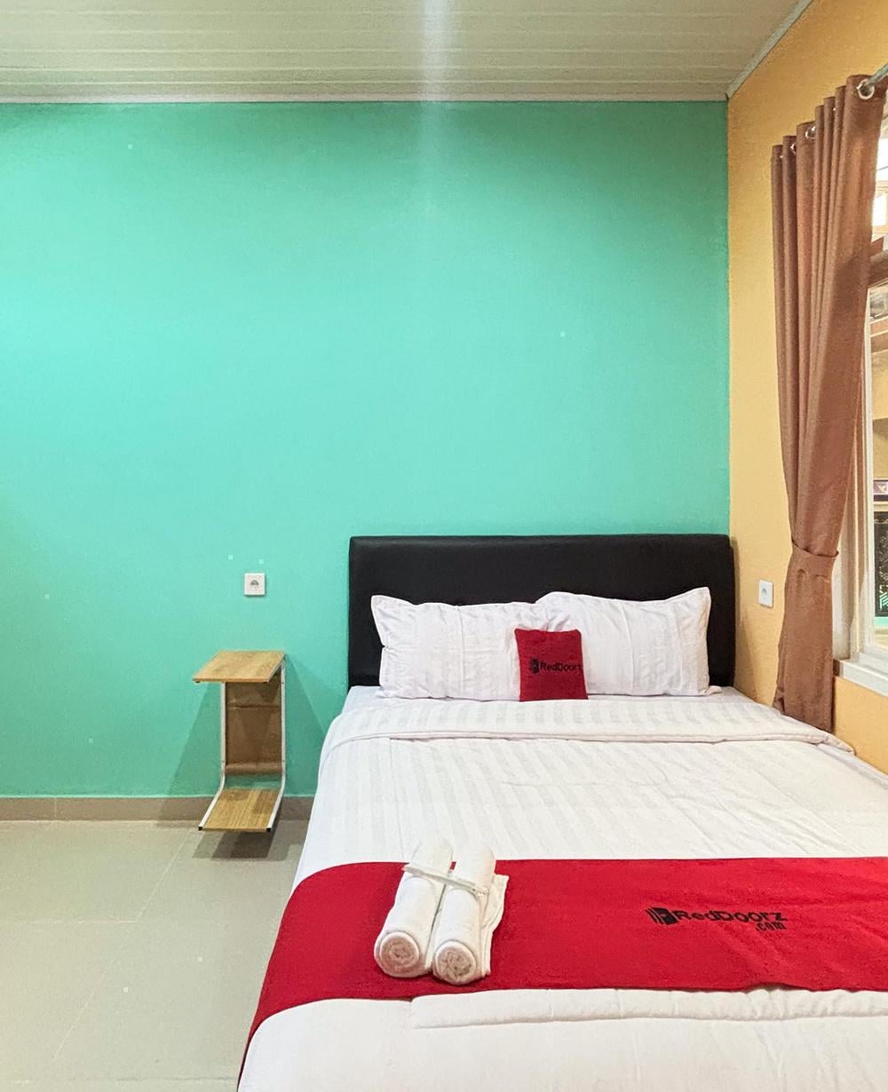 RedDoorz Deluxe Room