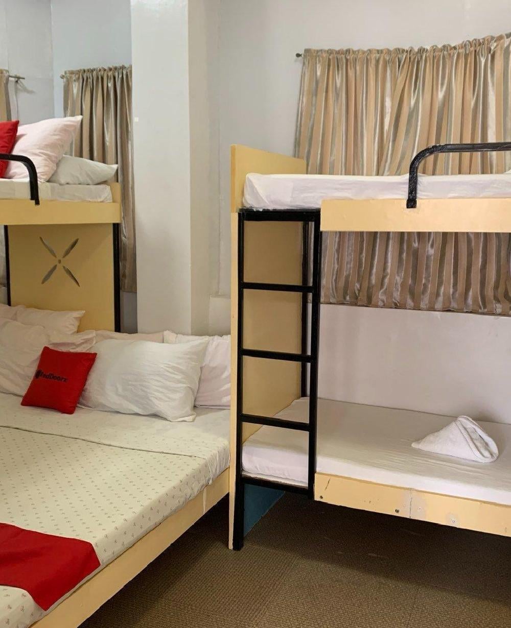 RedDoorz Bed in Mixed Dormitory (shared bathroom)