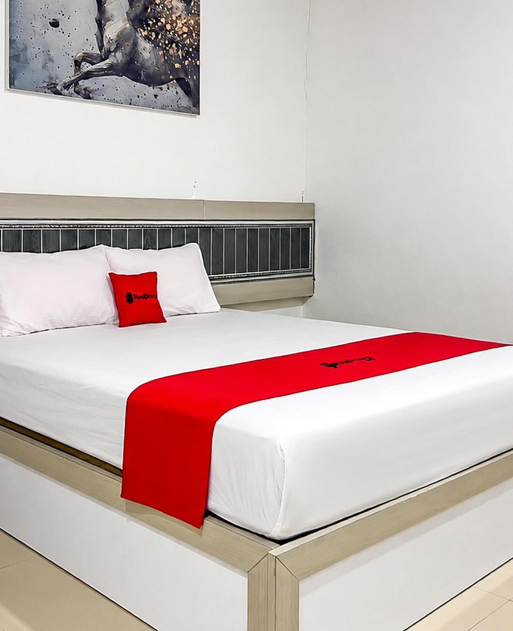 RedDoorz Superior Room