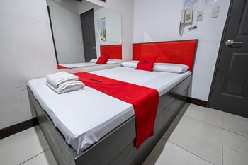 RedDoorz at Cosmo Hotel and Studio Suites