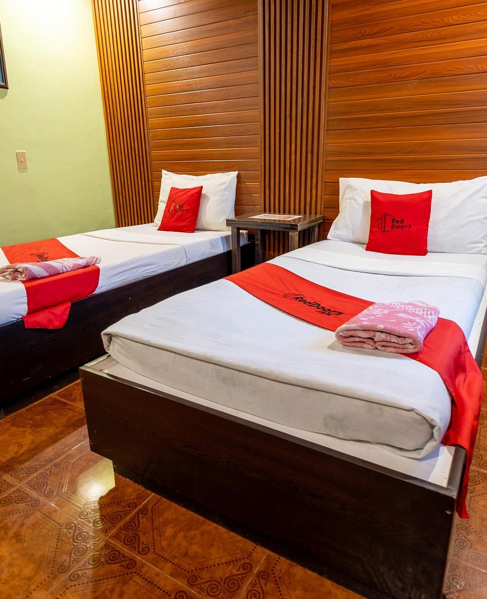 RedDoorz Twin Room
