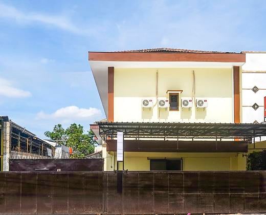 RedDoorz Lakoehaz near Stasiun Solo Balapan