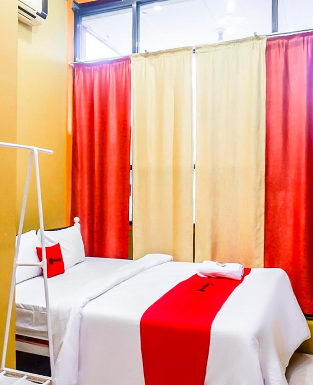 RedDoorz Deluxe Room