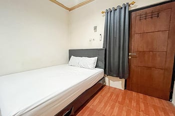 RedDoorz Near LRT Taman Mini Jakarta