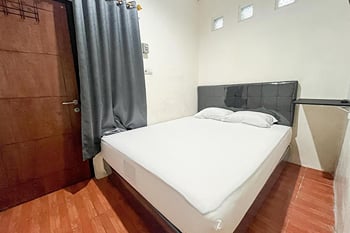 RedDoorz Near LRT Taman Mini Jakarta