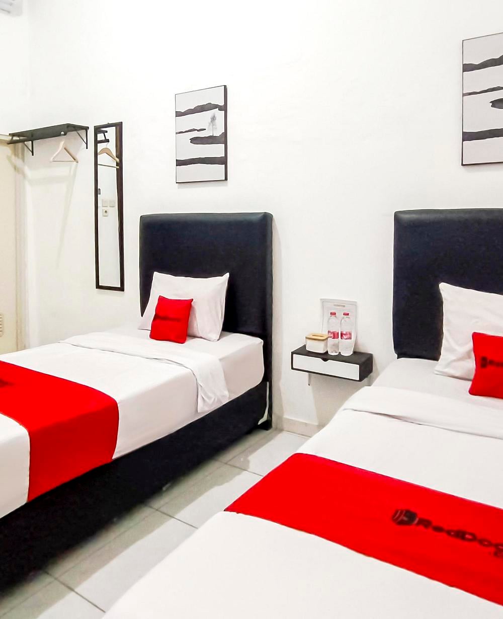 RedDoorz Twin Room