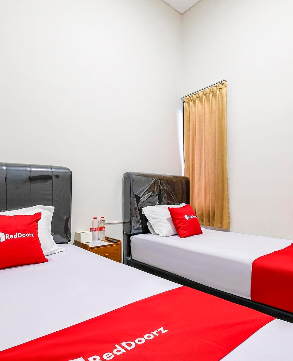 RedDoorz Twin Room