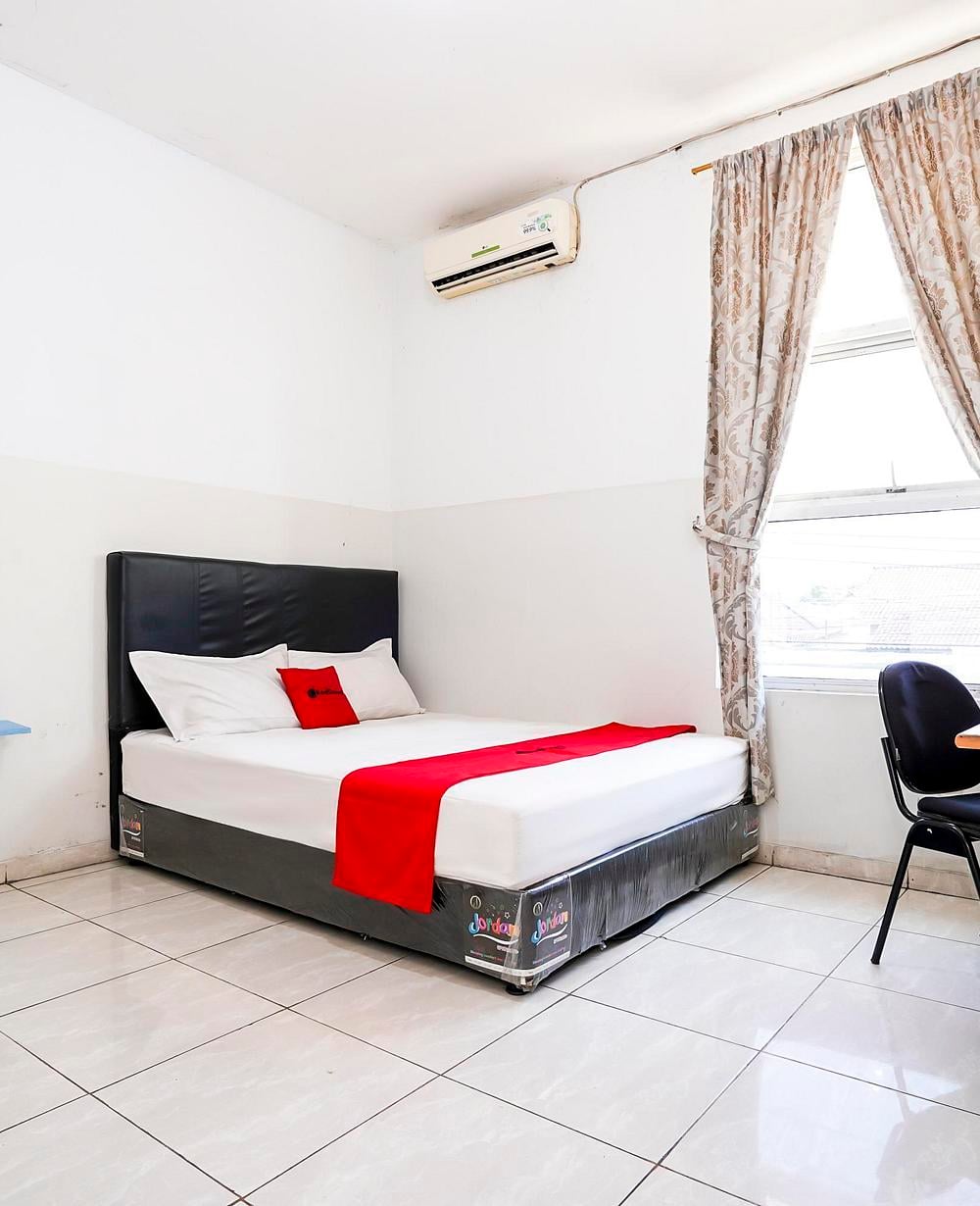 RedDoorz Deluxe Room