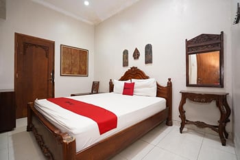 RedDoorz near Galeria Mall 2