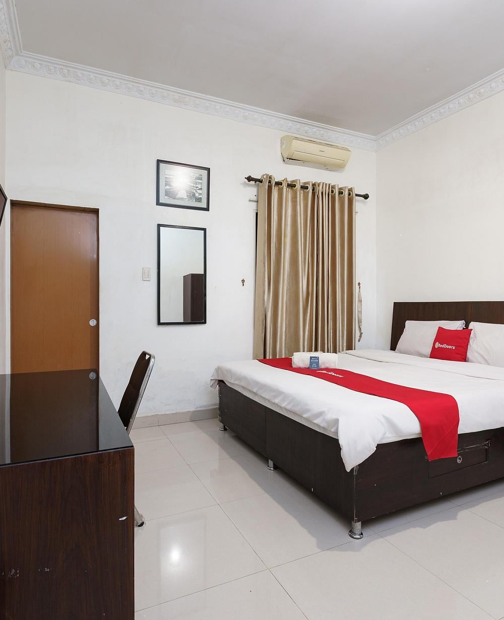 RedDoorz Superior Room