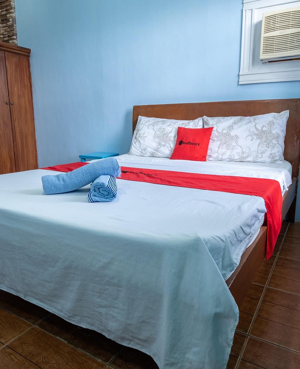RedDoorz Deluxe Room