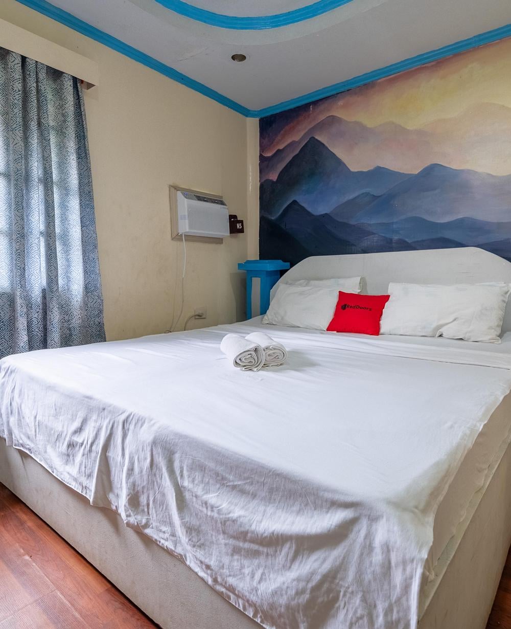 RedDoorz King Room