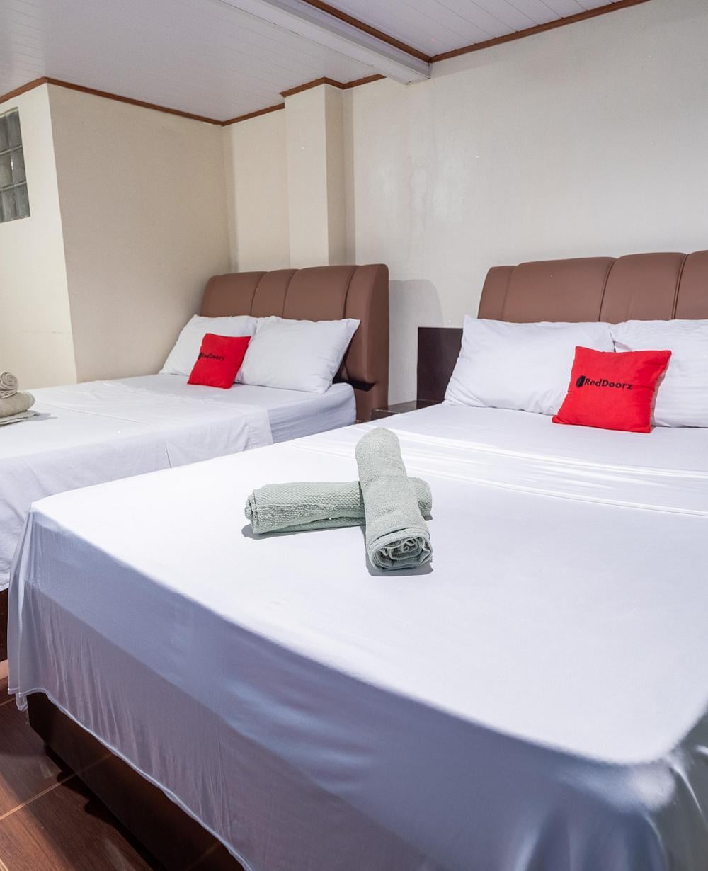 RedDoorz Deluxe Family Room