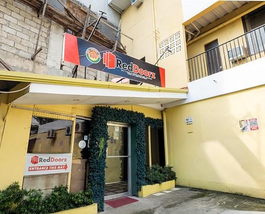 RedDoorz near Baclay Drive Super Metro