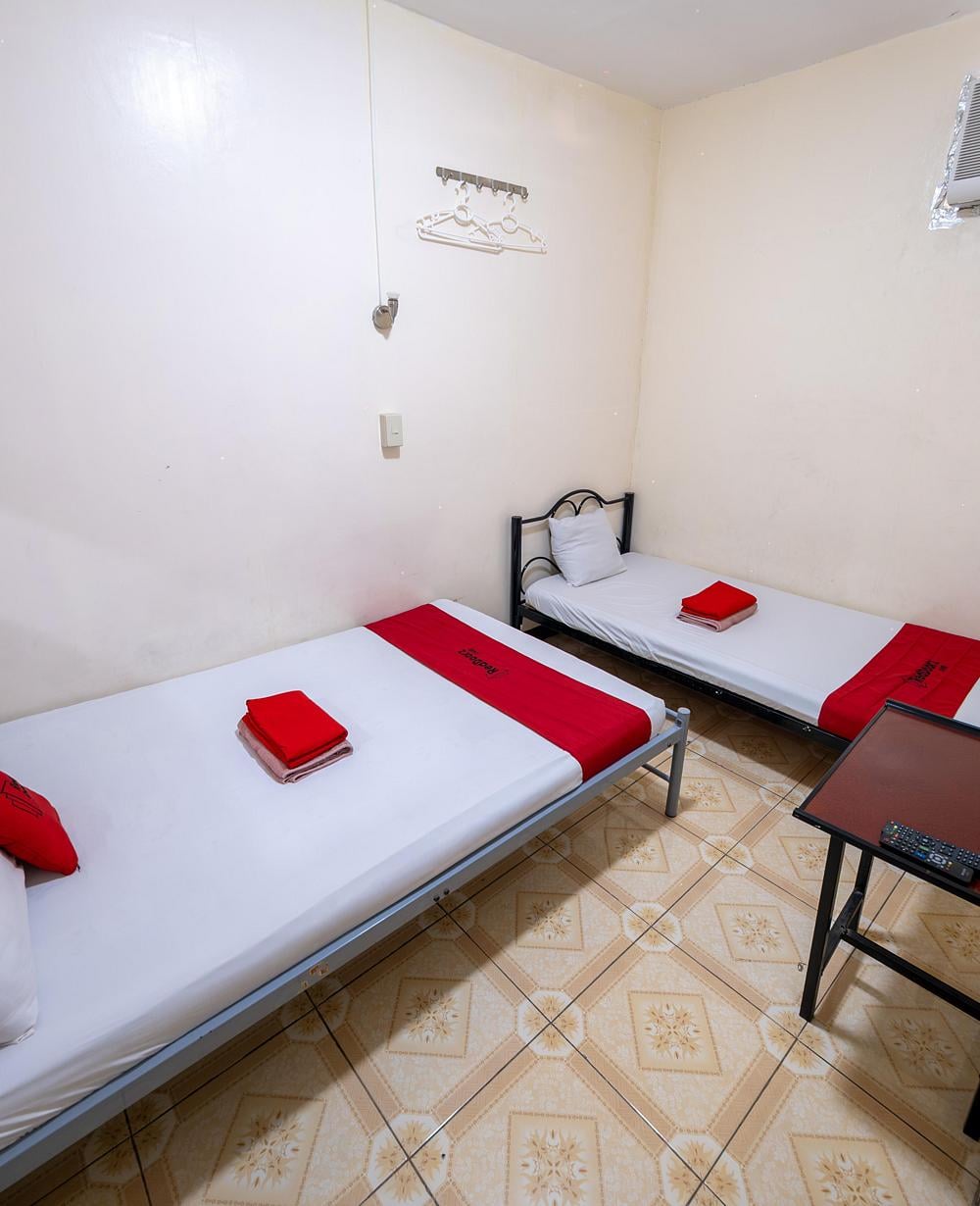 RedDoorz Triple Room