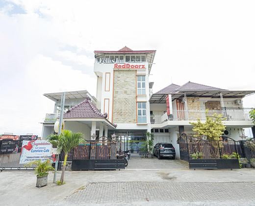Urbanview Fellas Inn Near Airport Malang