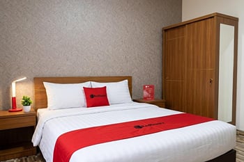 RedDoorz near Eka Hospital Depok
