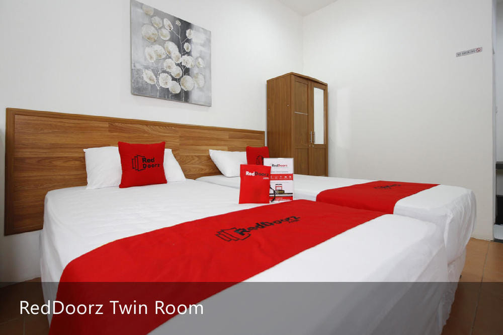 RedDoorz Twin Room
