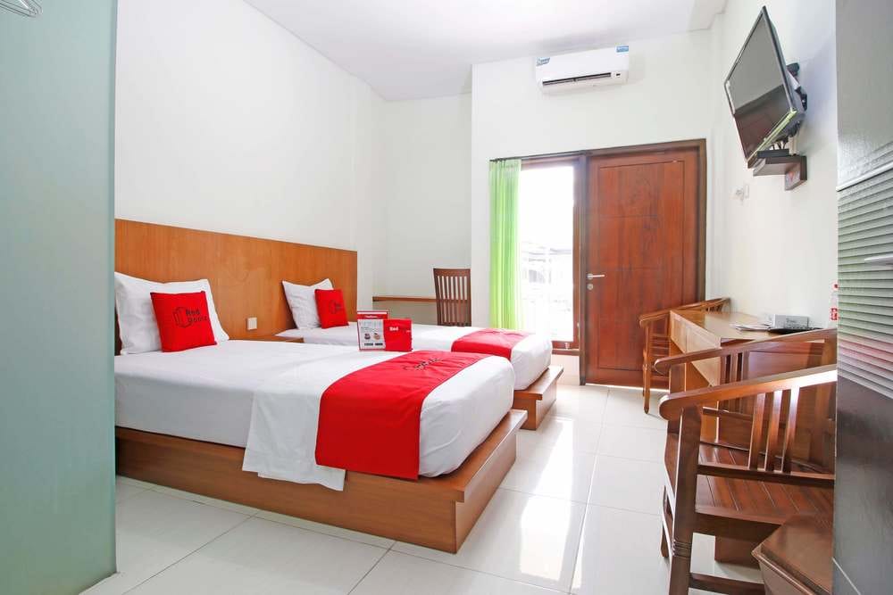RedDoorz Twin Room