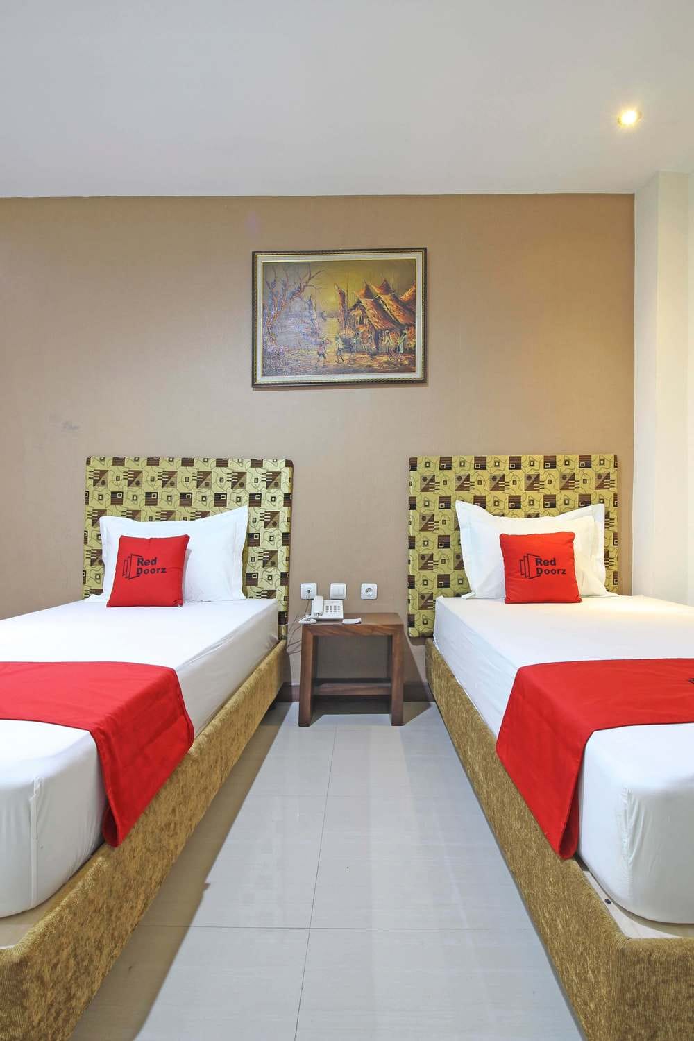 RedDoorz Twin Room