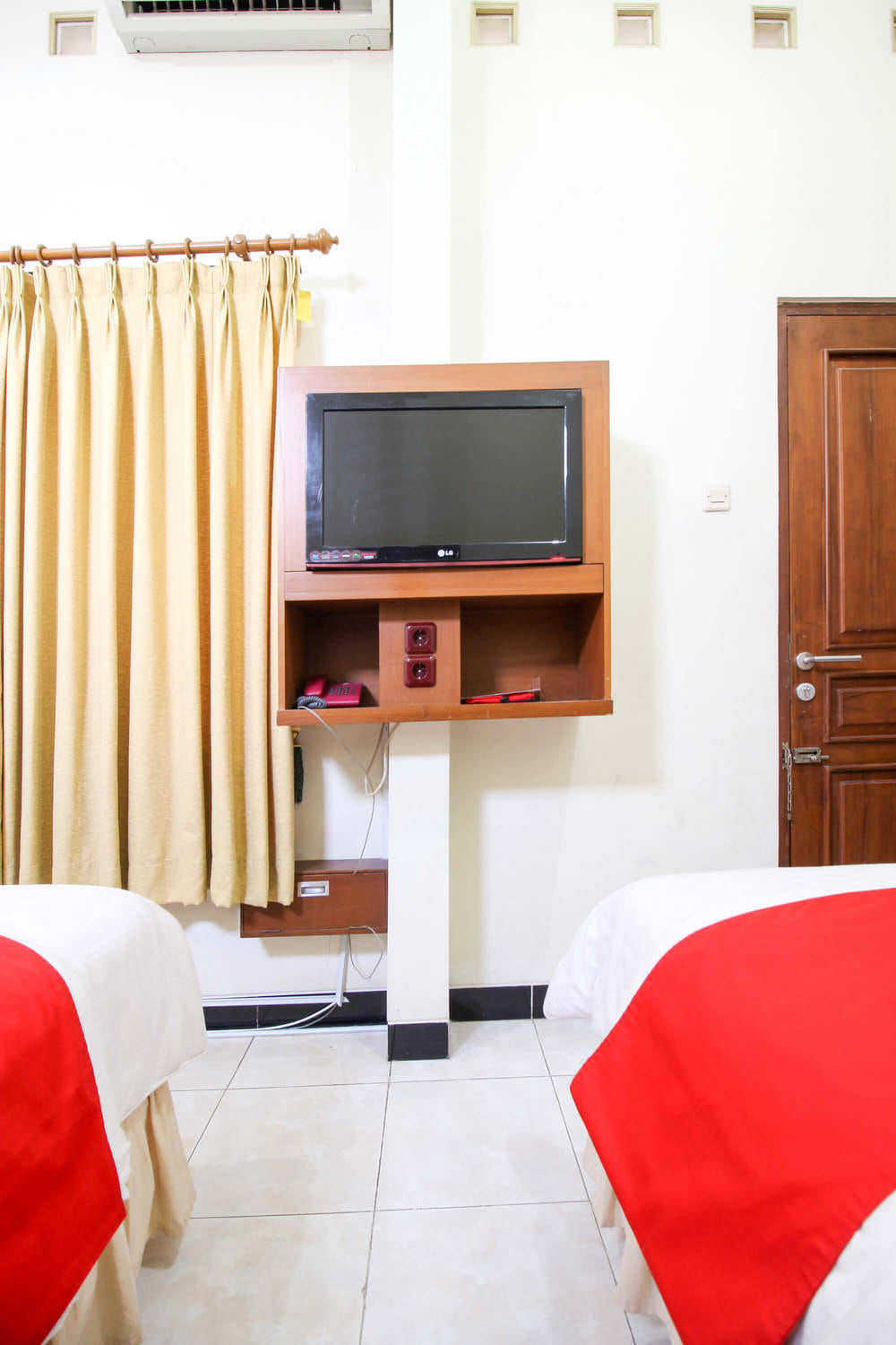 RedDoorz Family Room
