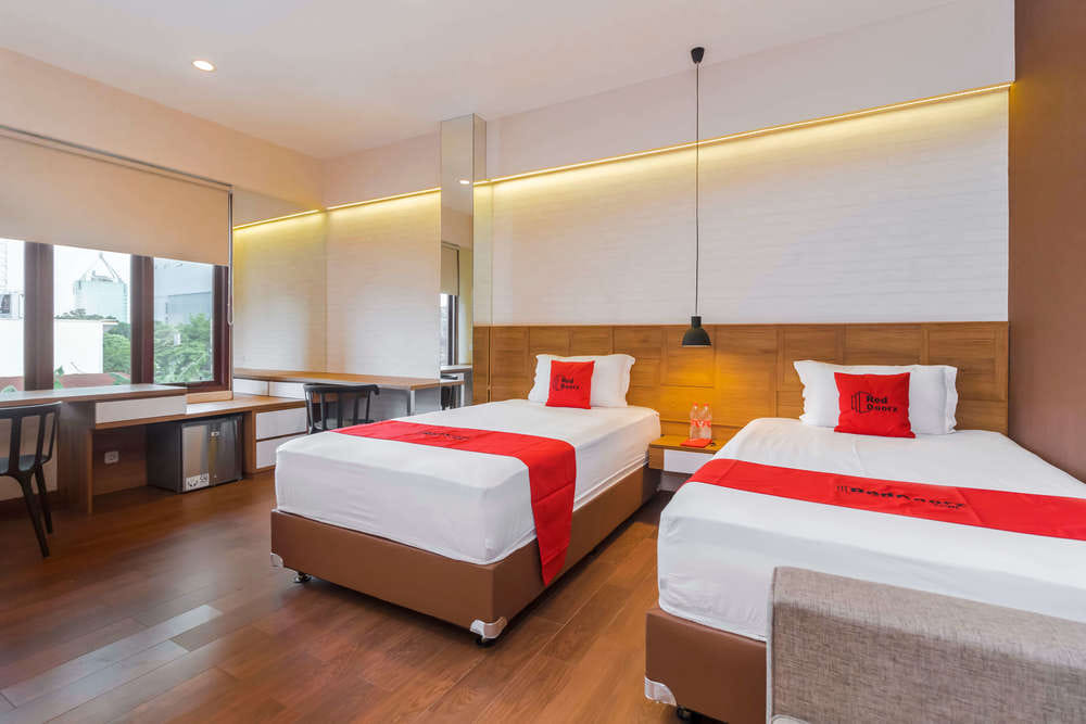 RedDoorz Twin Room
