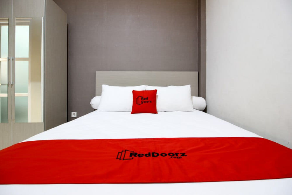 RedDoorz Deluxe Room