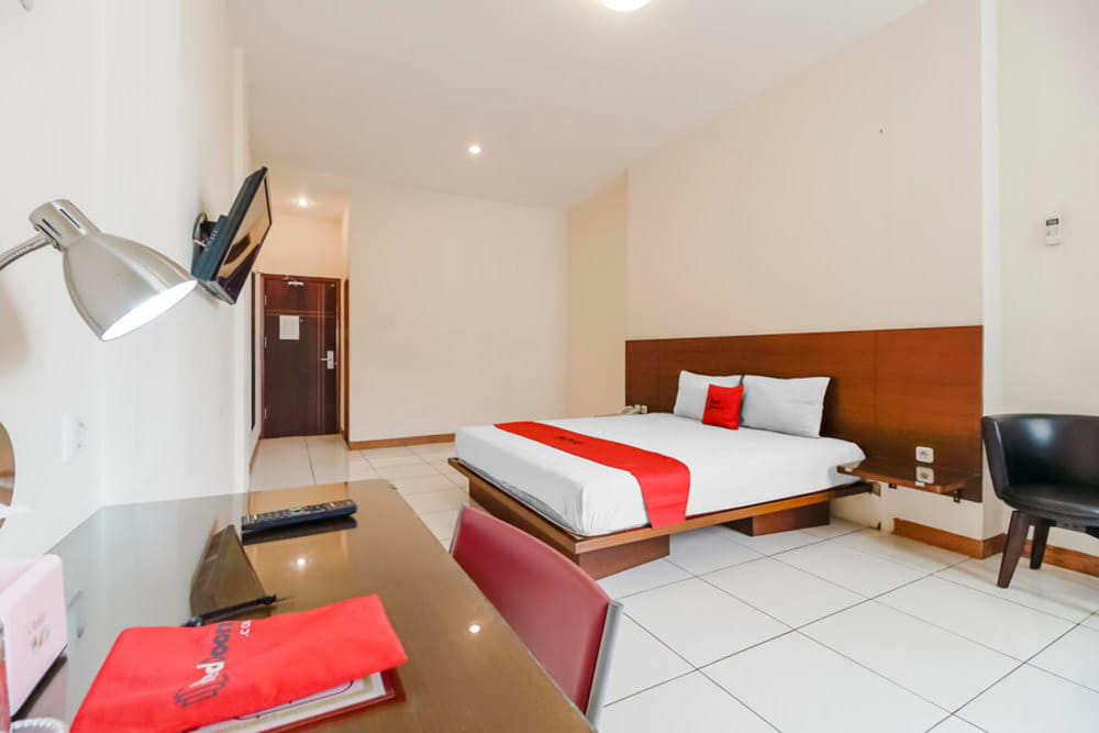 RedDoorz Deluxe Room