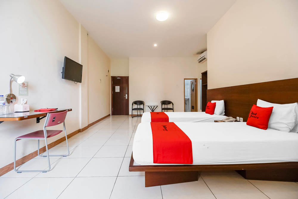 RedDoorz Deluxe Twin Room