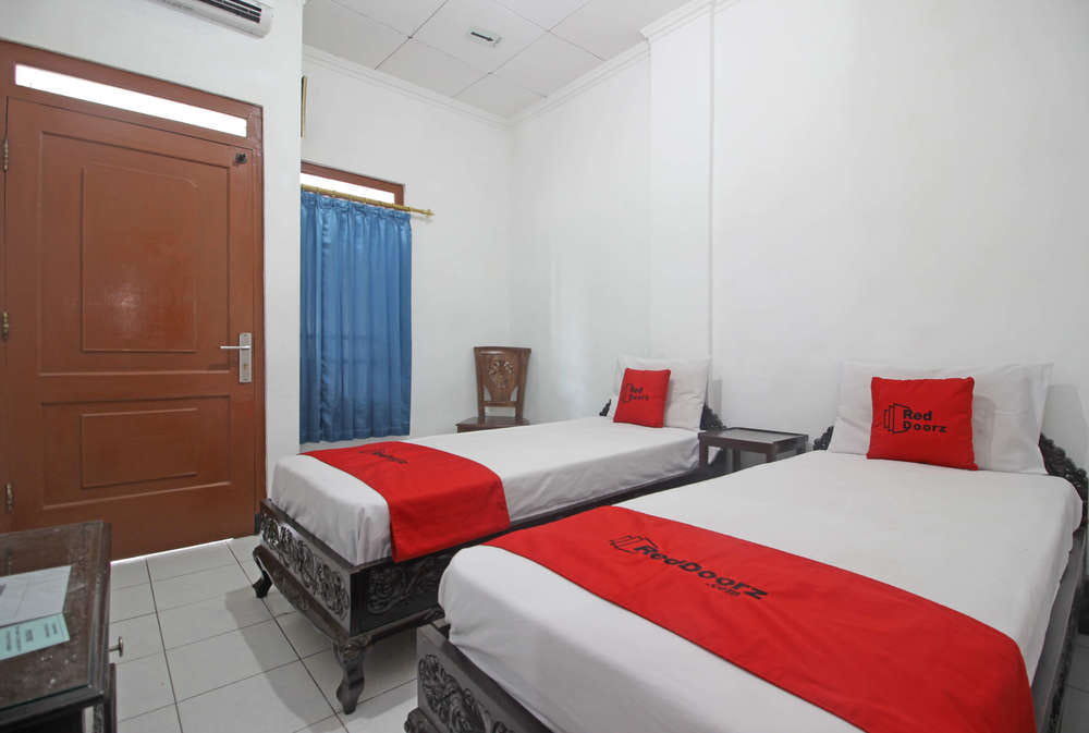 RedDoorz Twin Room